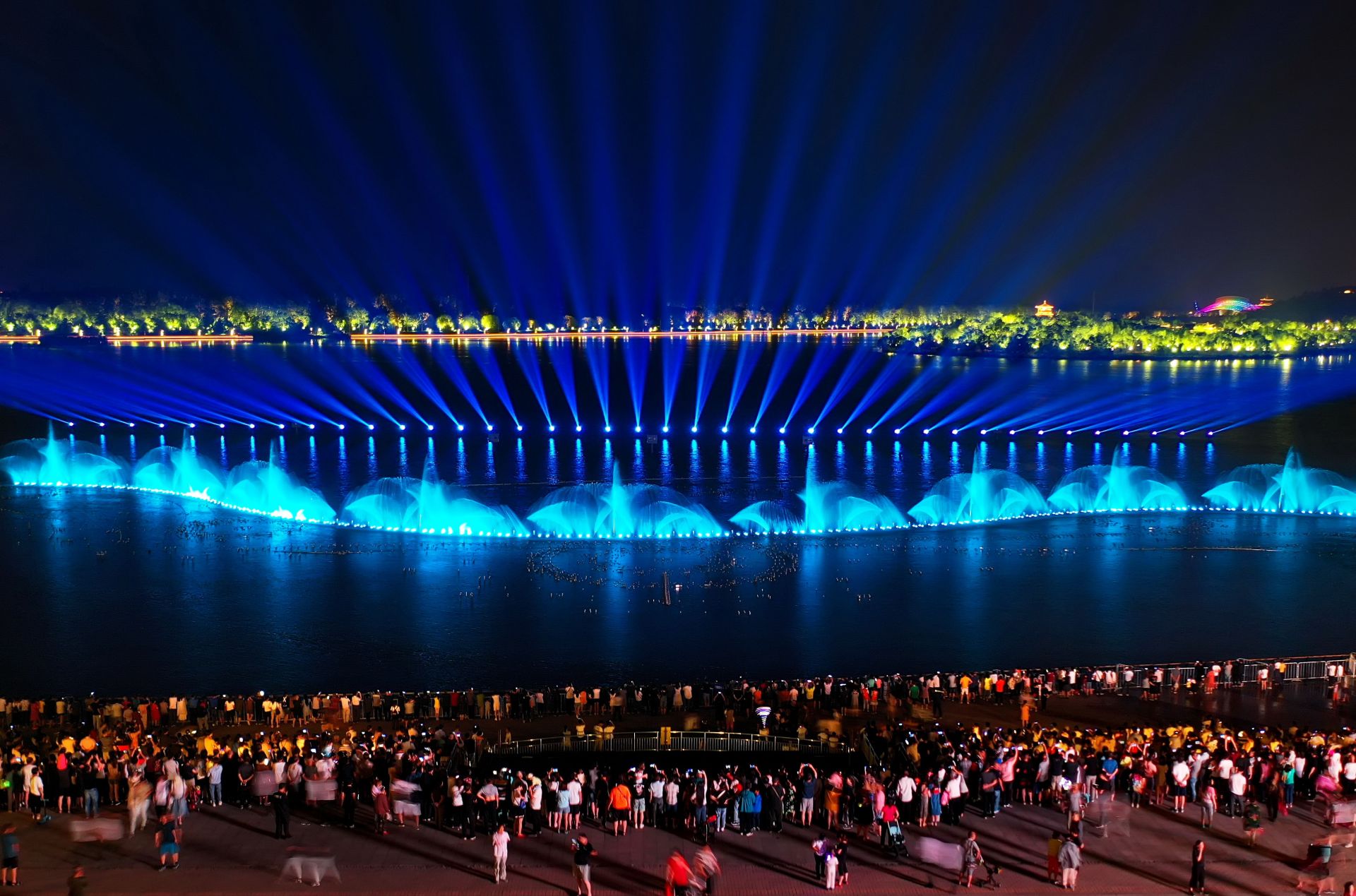 河北唐山南湖灯光水舞秀启幕