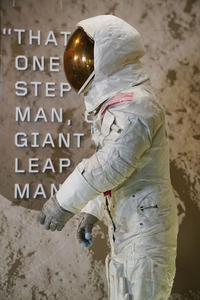 阿姆斯特朗登月宇航服重新与公众见面