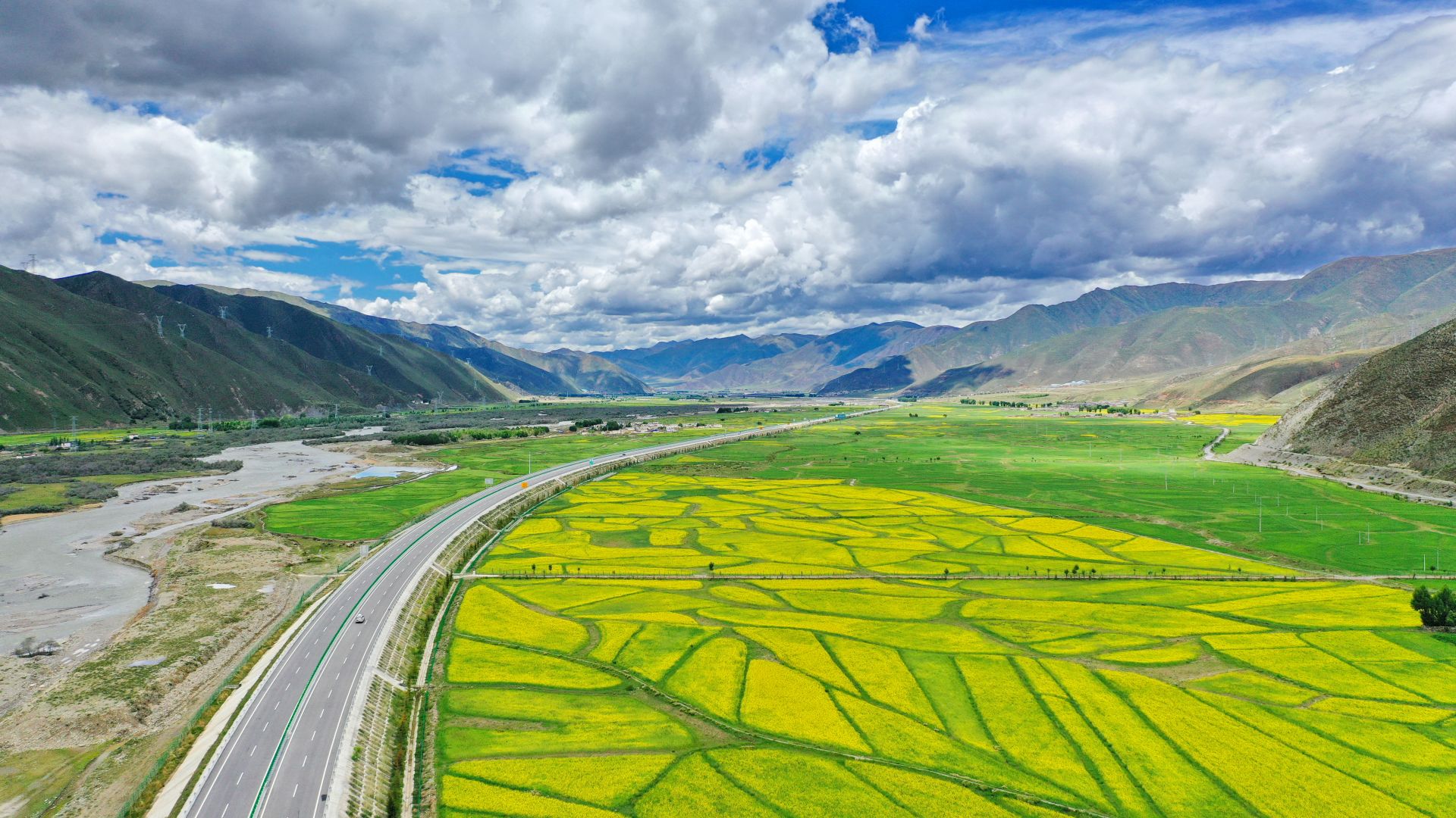 西藏拉林公路夏日美