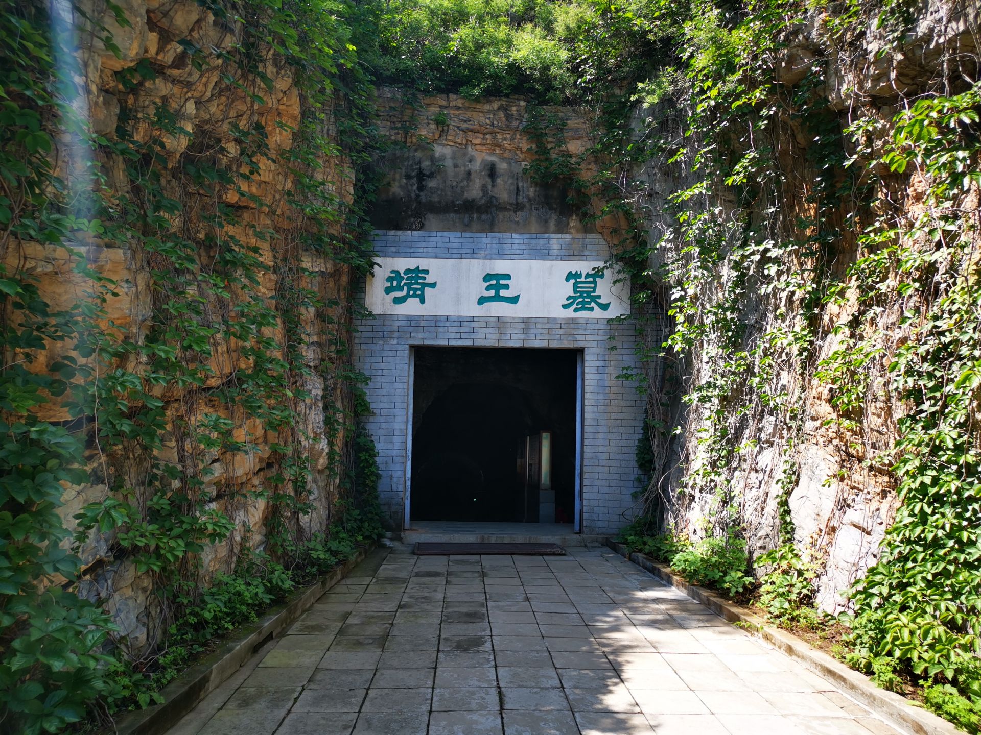 满城汉墓:点一盏长信宫灯,看不尽金缕玉衣