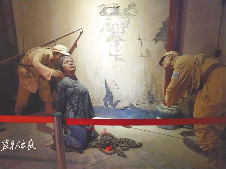 皖南事变陈列馆内张素莲跪火铁链雕塑.