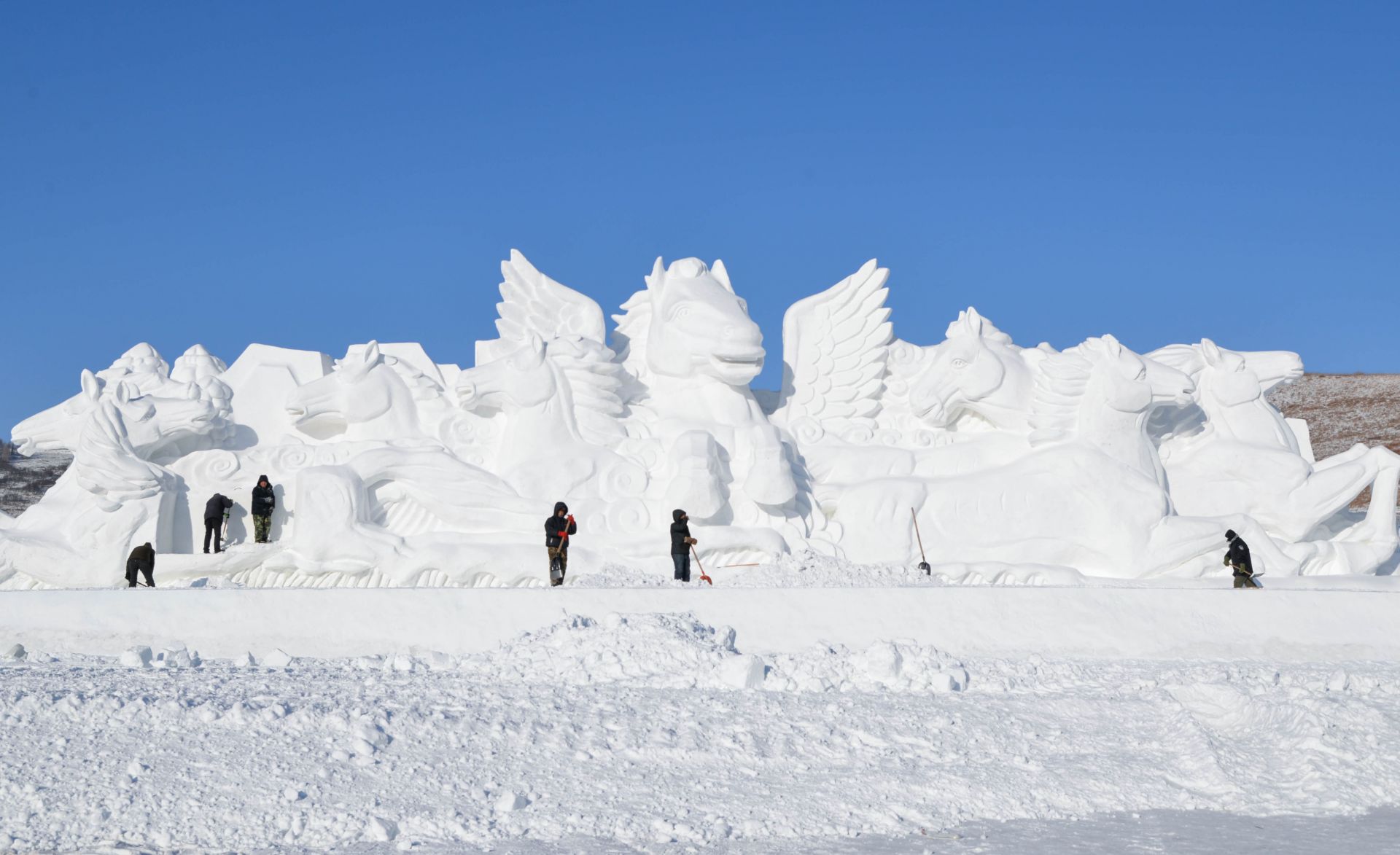 雪雕扮靓呼伦贝尔
