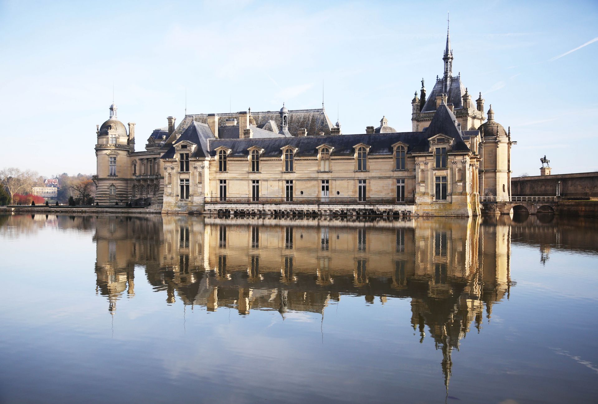 法国:古堡盛装迎新