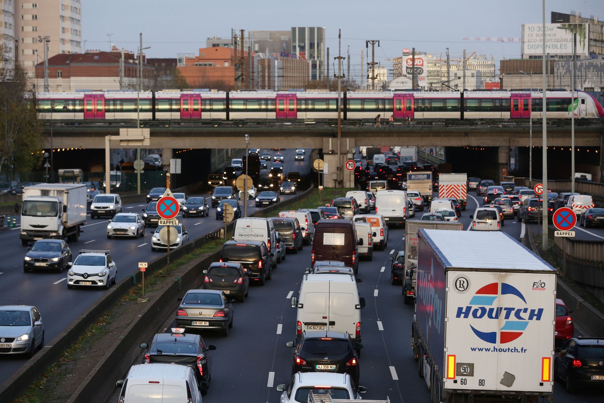 法国全国大罢工持续 严重影响交通