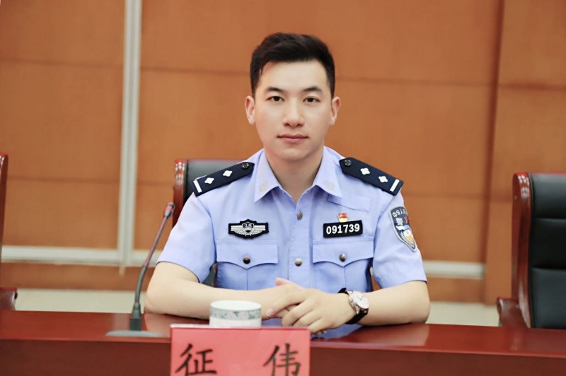 61征伟/诵读嘉宾征伟,盐城市公安局交警支队民警.