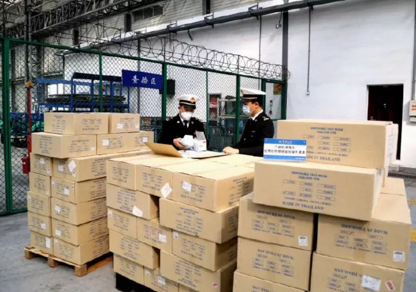 25箱疫情防控物资,包括16000个医用口罩,1000个 n95口罩,500套防护服