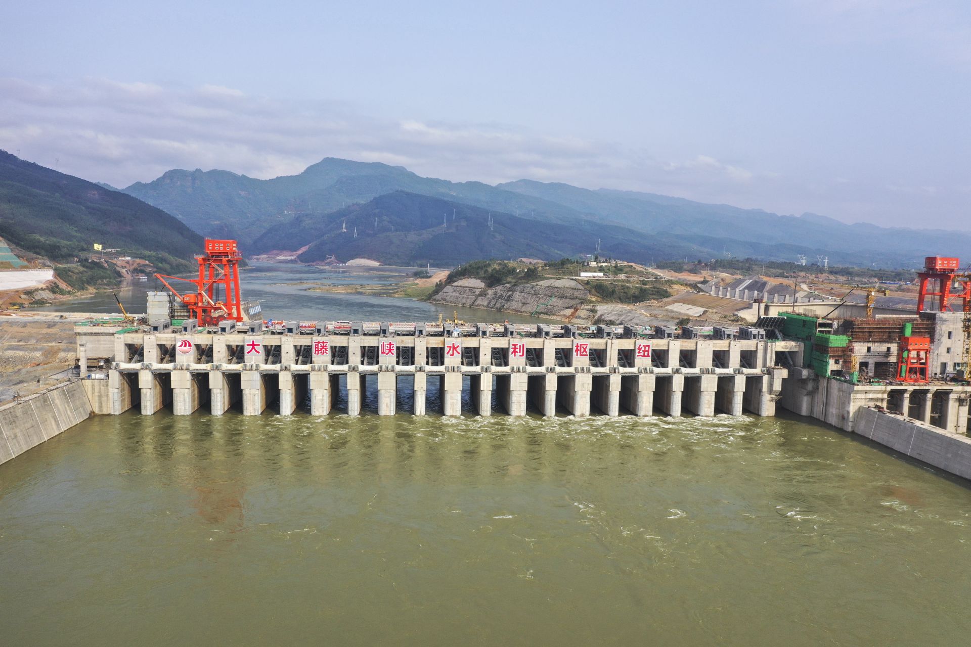 广西大藤峡水利枢纽工程正式下闸蓄水