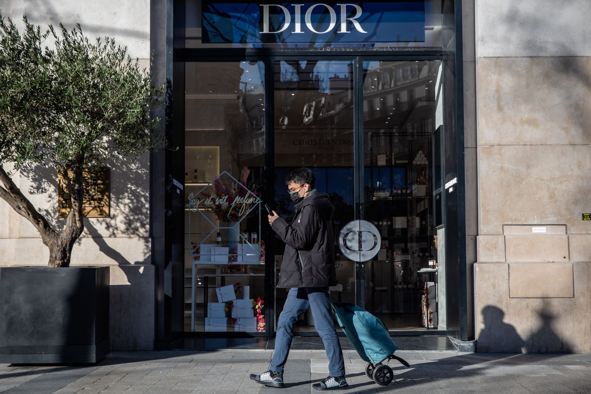 法国新增新冠肺炎确诊病例超900例