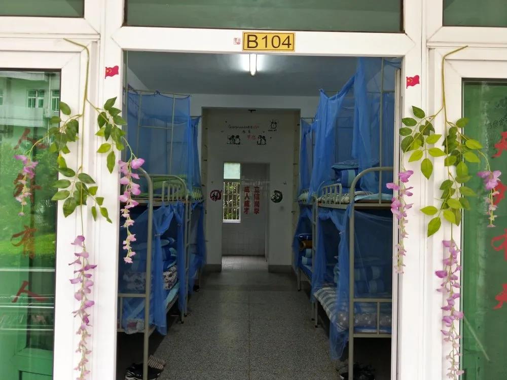 铸造雅室以文育人市龙冈中学高一年级开展宿舍文化主题建设活动