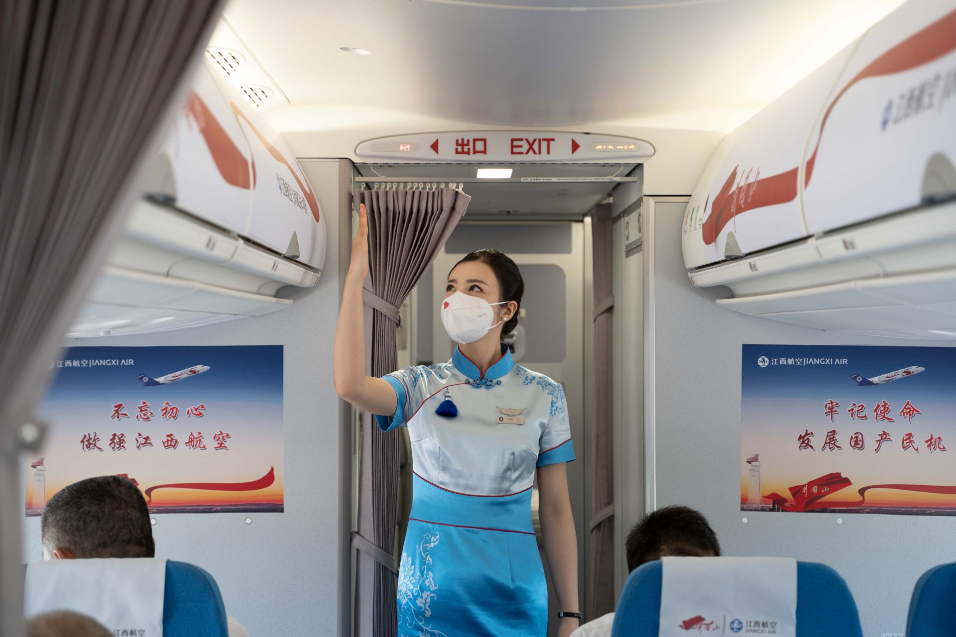 江西航空首架国产支线飞机arj21完成首航