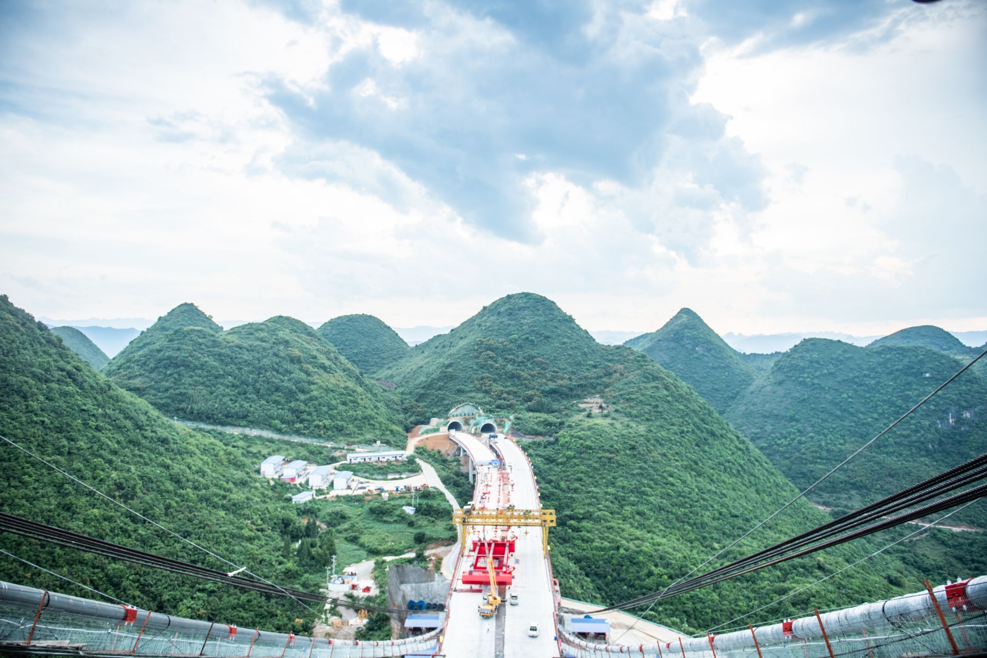 峰林特大桥建设忙