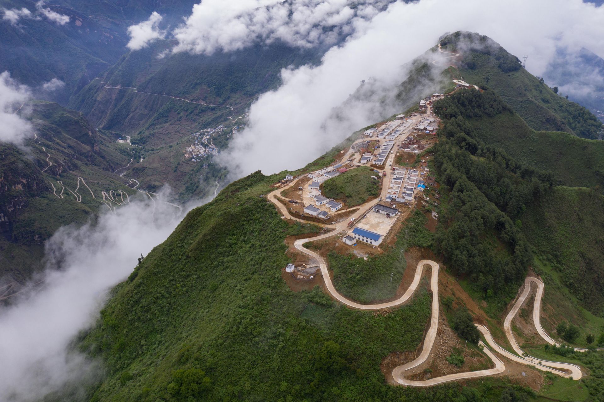 四川金阳打通悬崖绝壁路