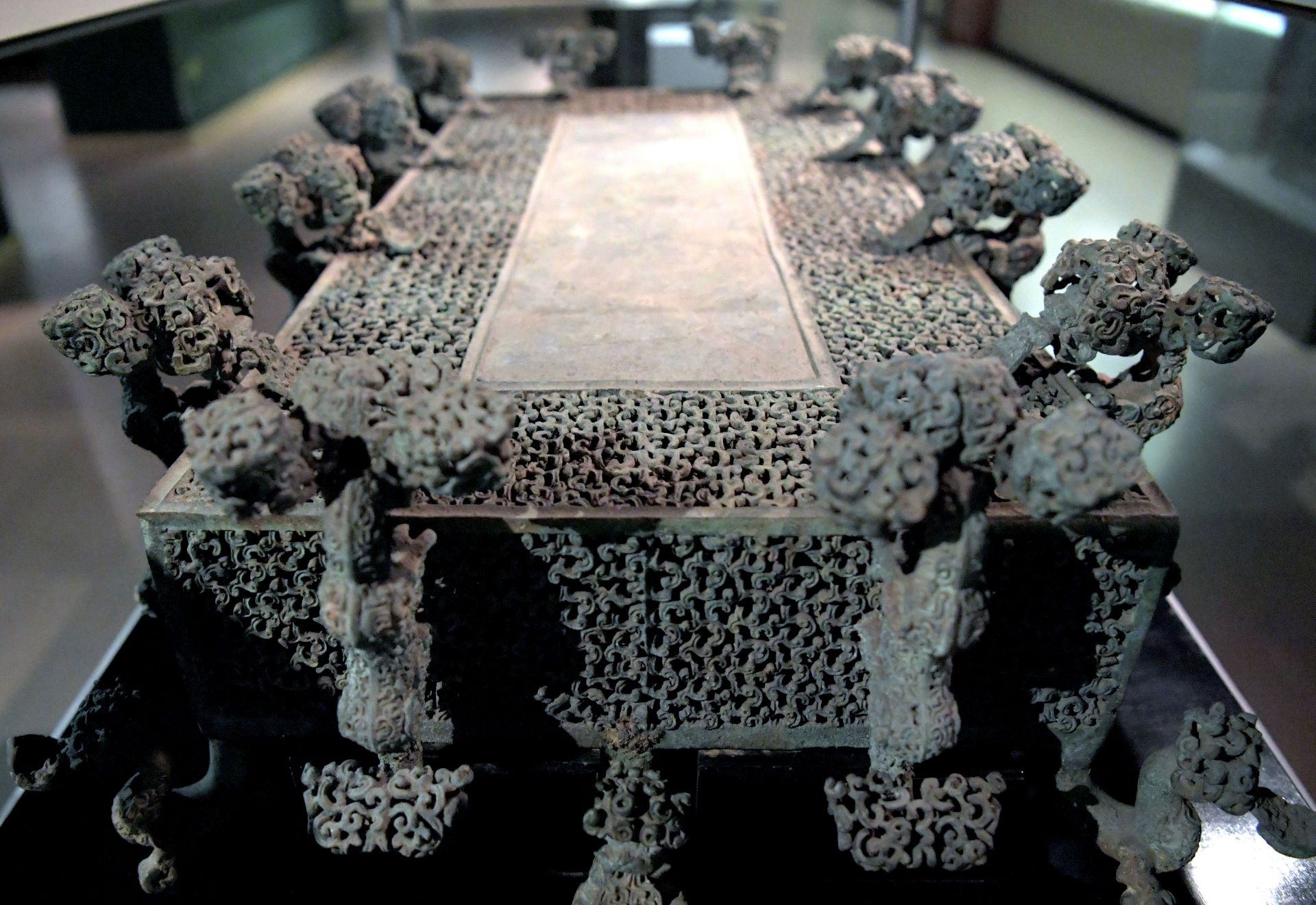 云纹铜禁:"美酒虽好,切勿贪杯"