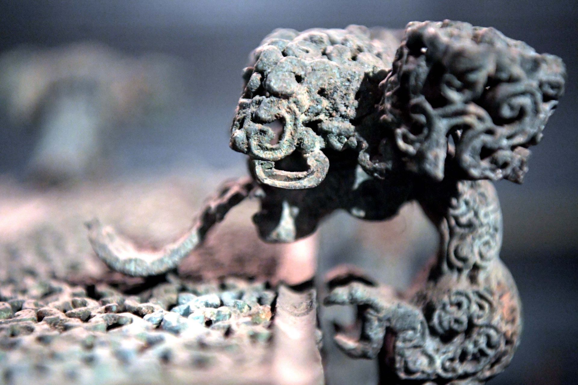 云纹铜禁:"美酒虽好,切勿贪杯"