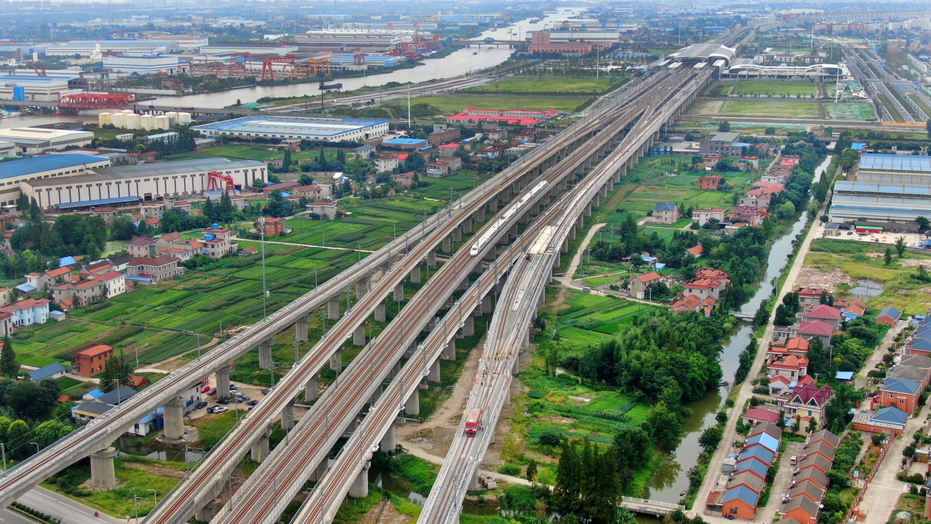 盐通高铁完成全线铺轨