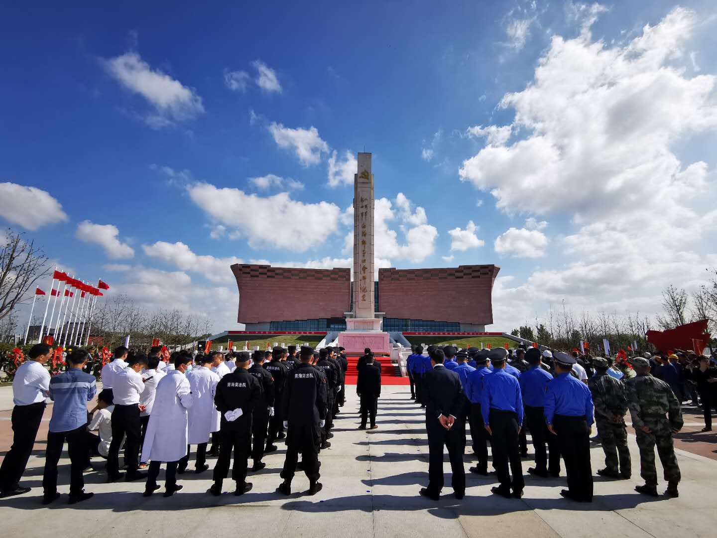 当天上午,省市区党政军群各界代表近200人列队八路军新四军白驹