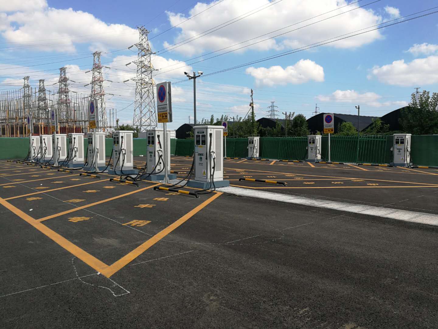 市交投集团全力推进充电桩施工项目