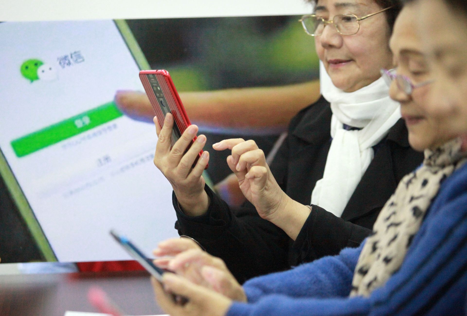 手机课堂进社区老人乐享智能生活