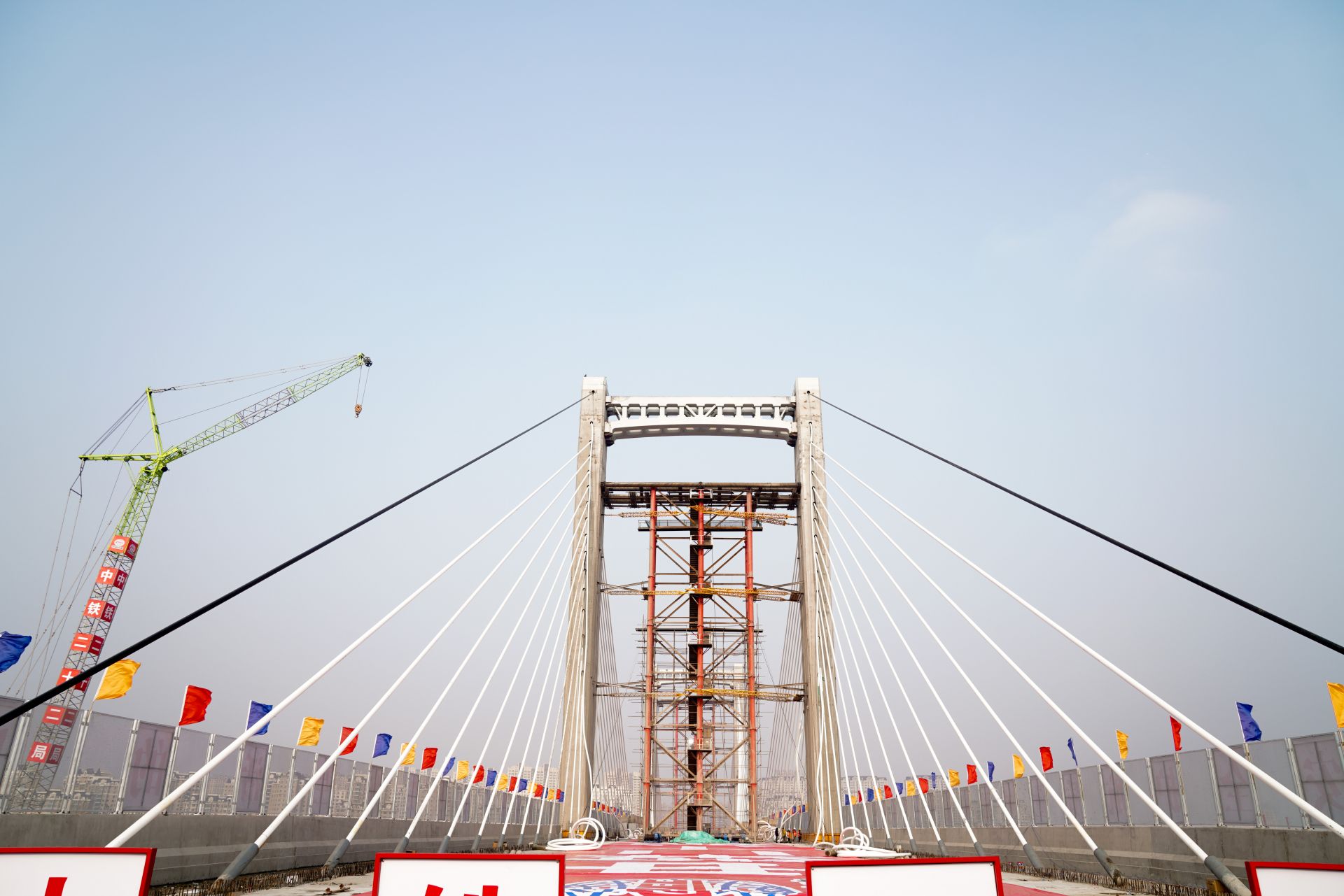 我国跨越铁路线路最多转体斜拉桥合龙