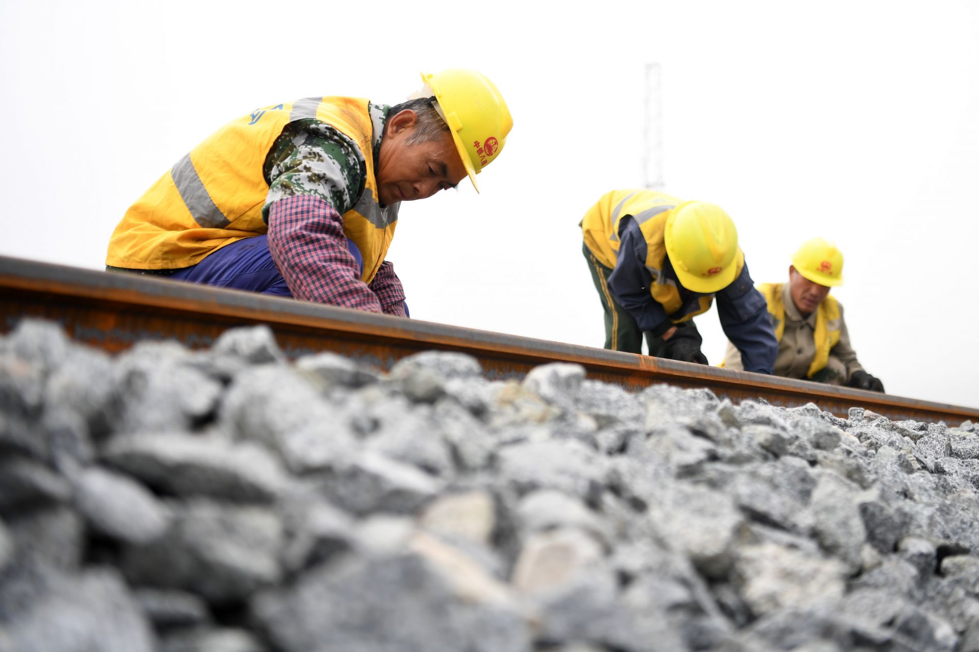 17:28:12 1 / 4 11月10日,施工人员在重庆铁路枢纽东环线建设工地进行