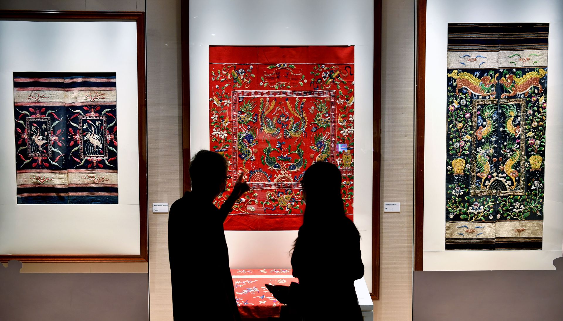 海南省博物馆展出41件龙被精品