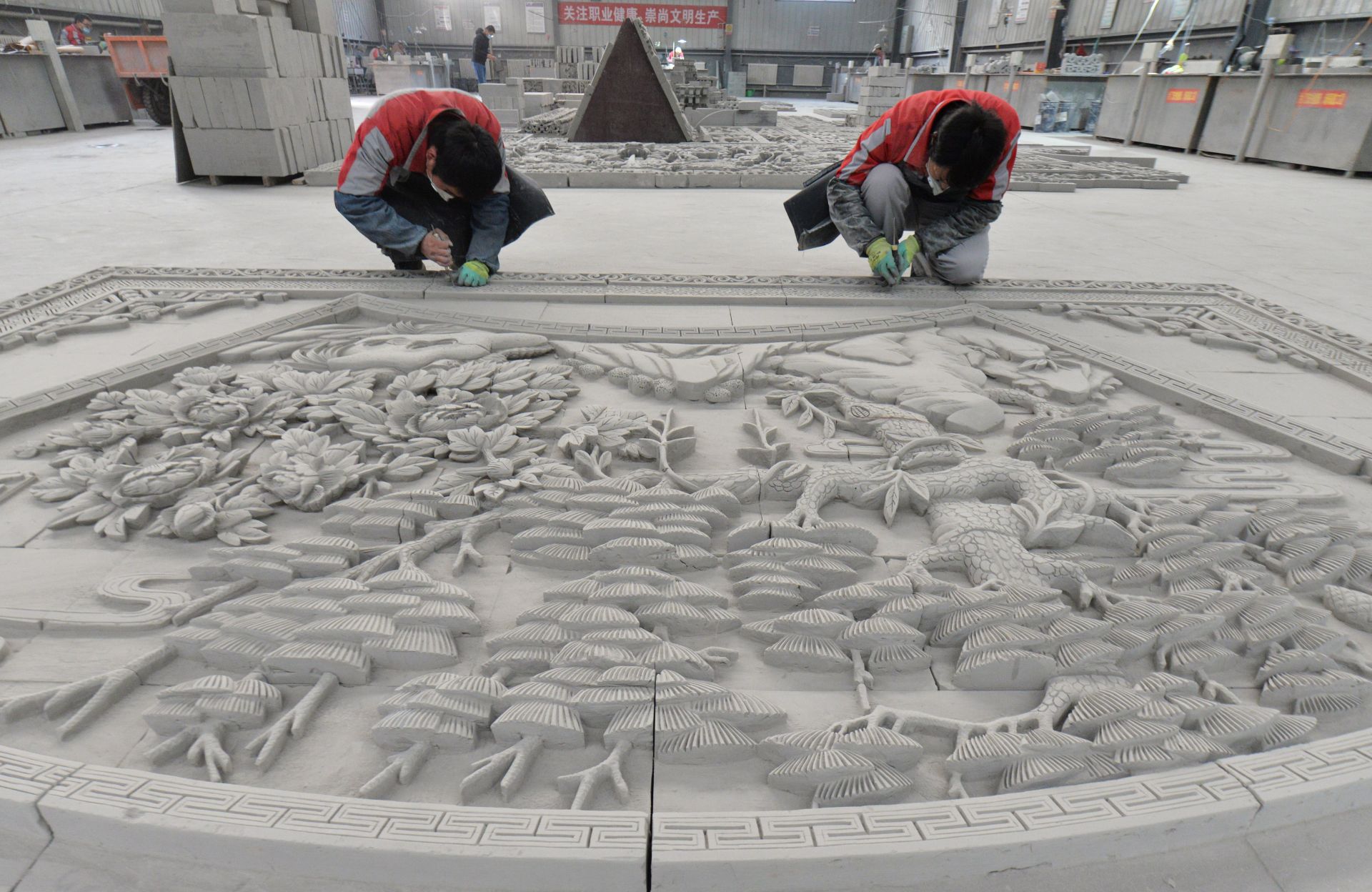 甘肃临夏非遗砖雕产业拓宽增收路