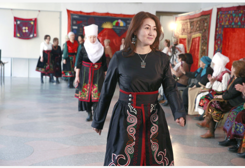 吉尔吉斯斯坦举行裙袍大赛