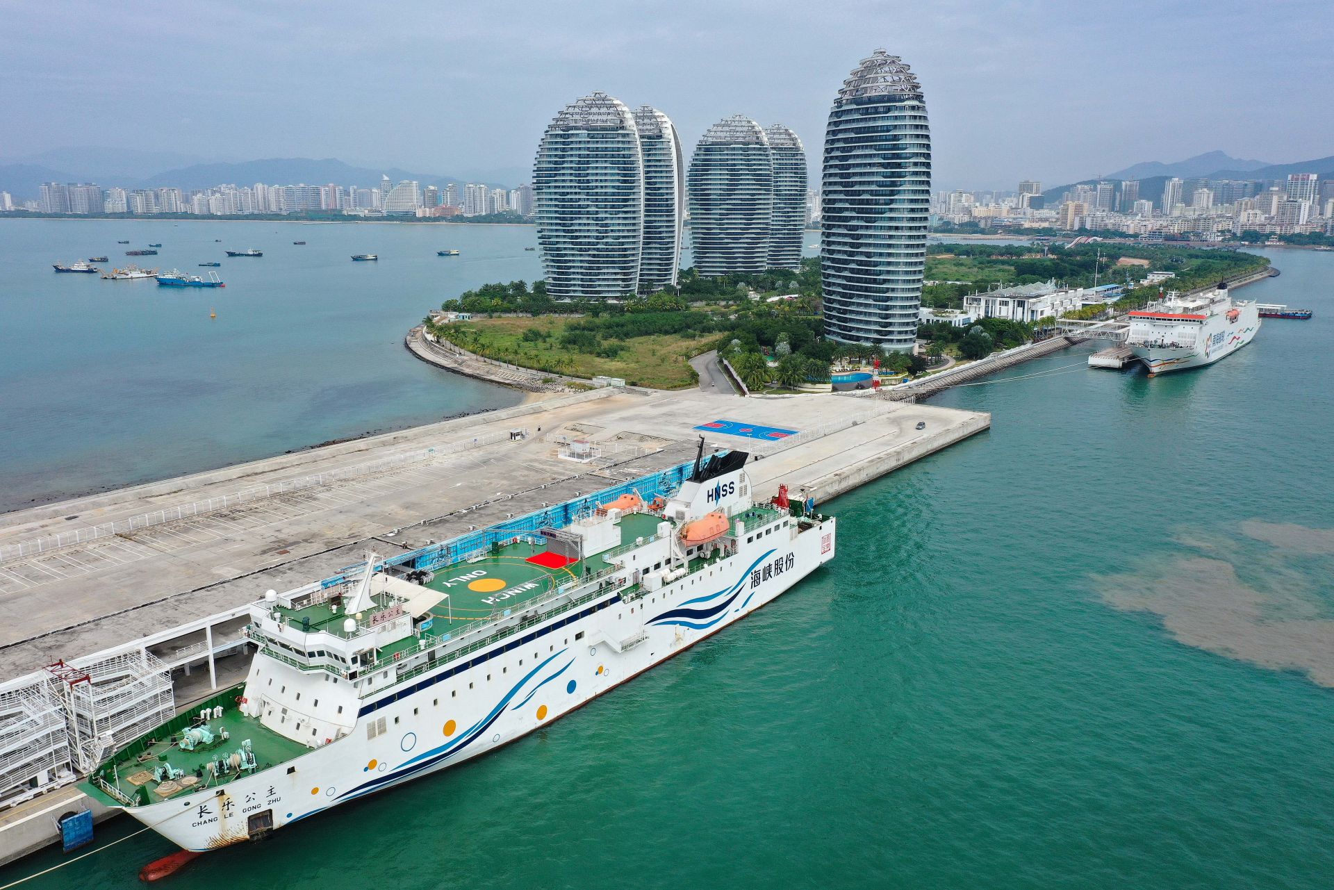 4 12月8日,"长乐公主"轮(左)和"南海之梦"轮停靠在三亚凤凰岛国际邮轮
