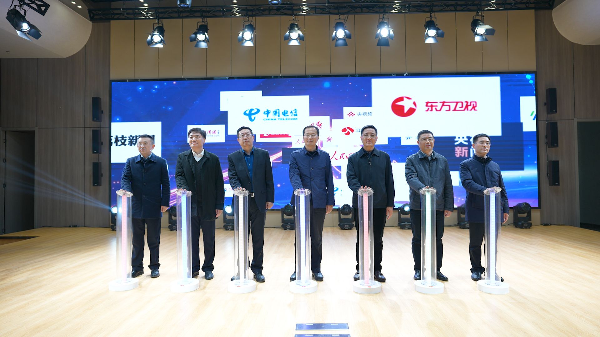 市委宣传部常务副部长,市政府新闻办主任史学健等一同见证融媒矩阵