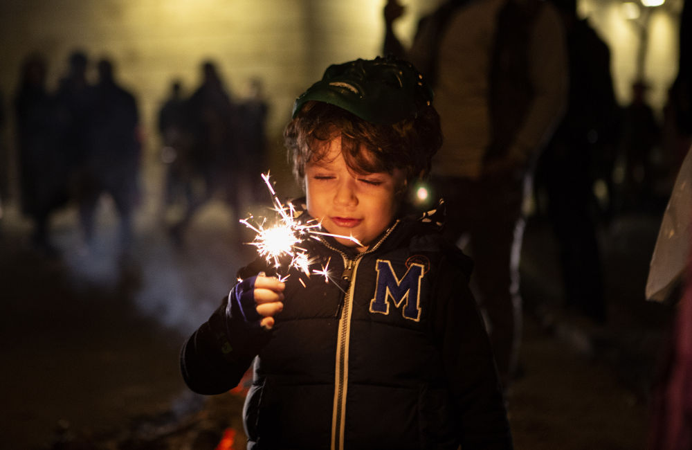伊朗民众欢庆跳火节