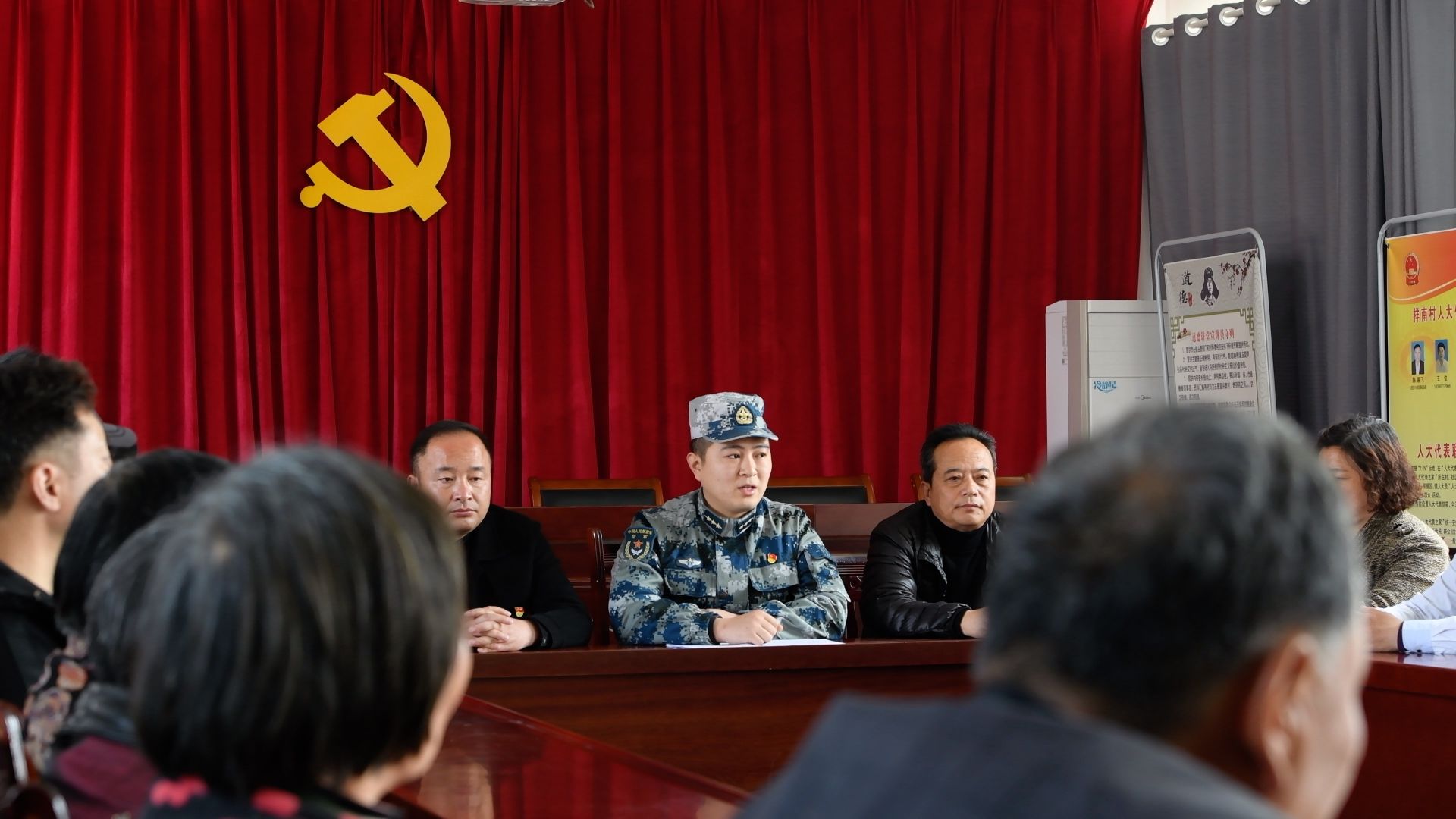 南阳镇祥南村党群活动室,驻丰某部队官兵正在给该村党员们讲述战役