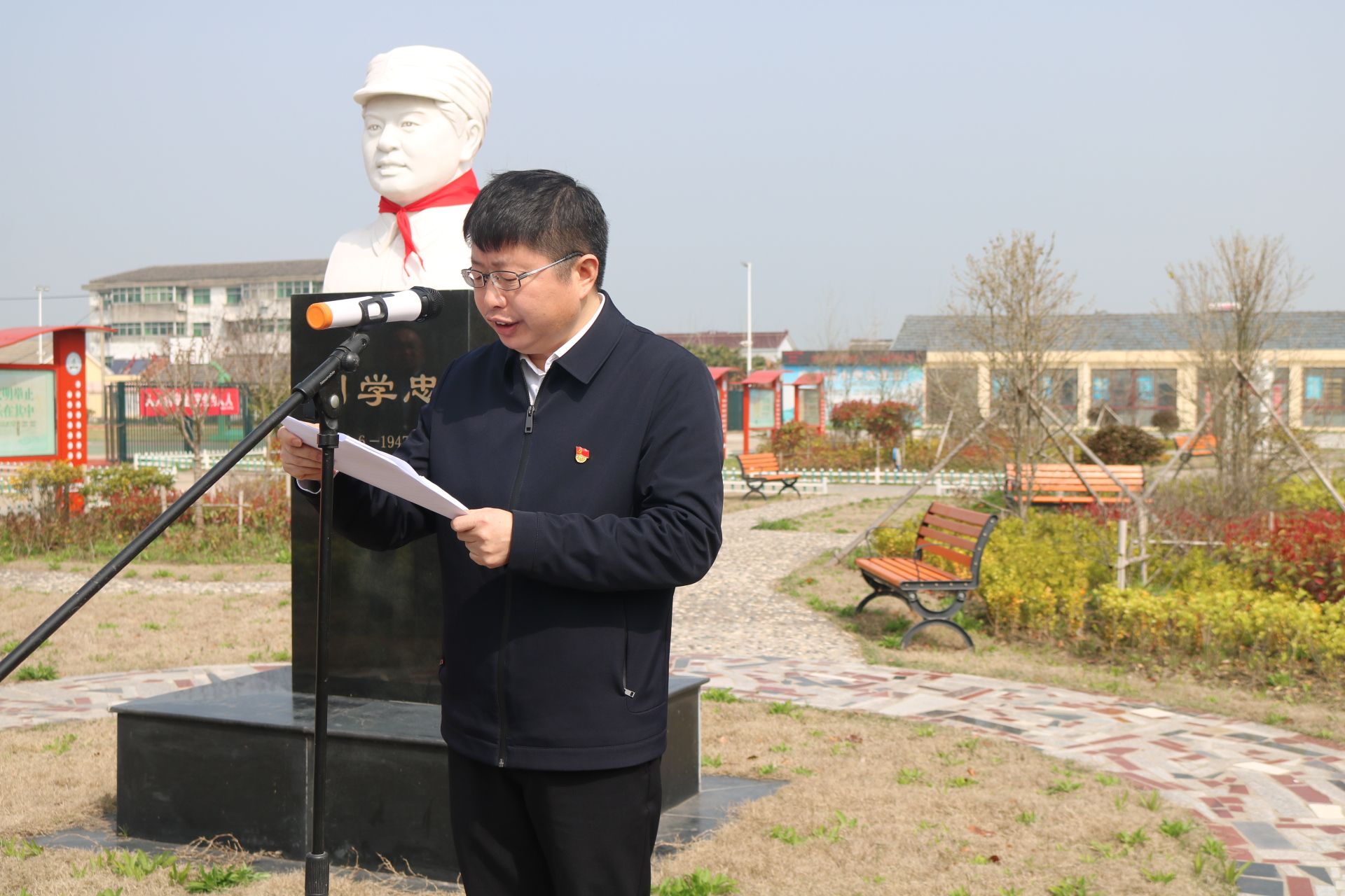 组织机关和村(居)工作人员,学校师生赴刘学忠烈士墓开展清明祭扫活动