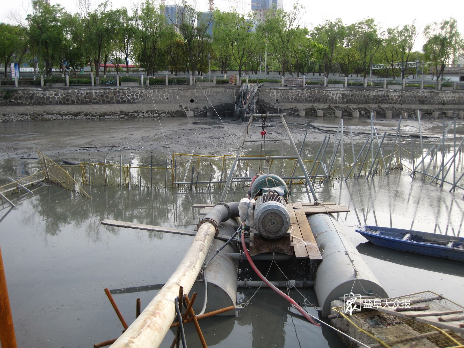 市区串场河整治工程进入扫尾阶段已有35万方淤泥通过管道清运至弃土区