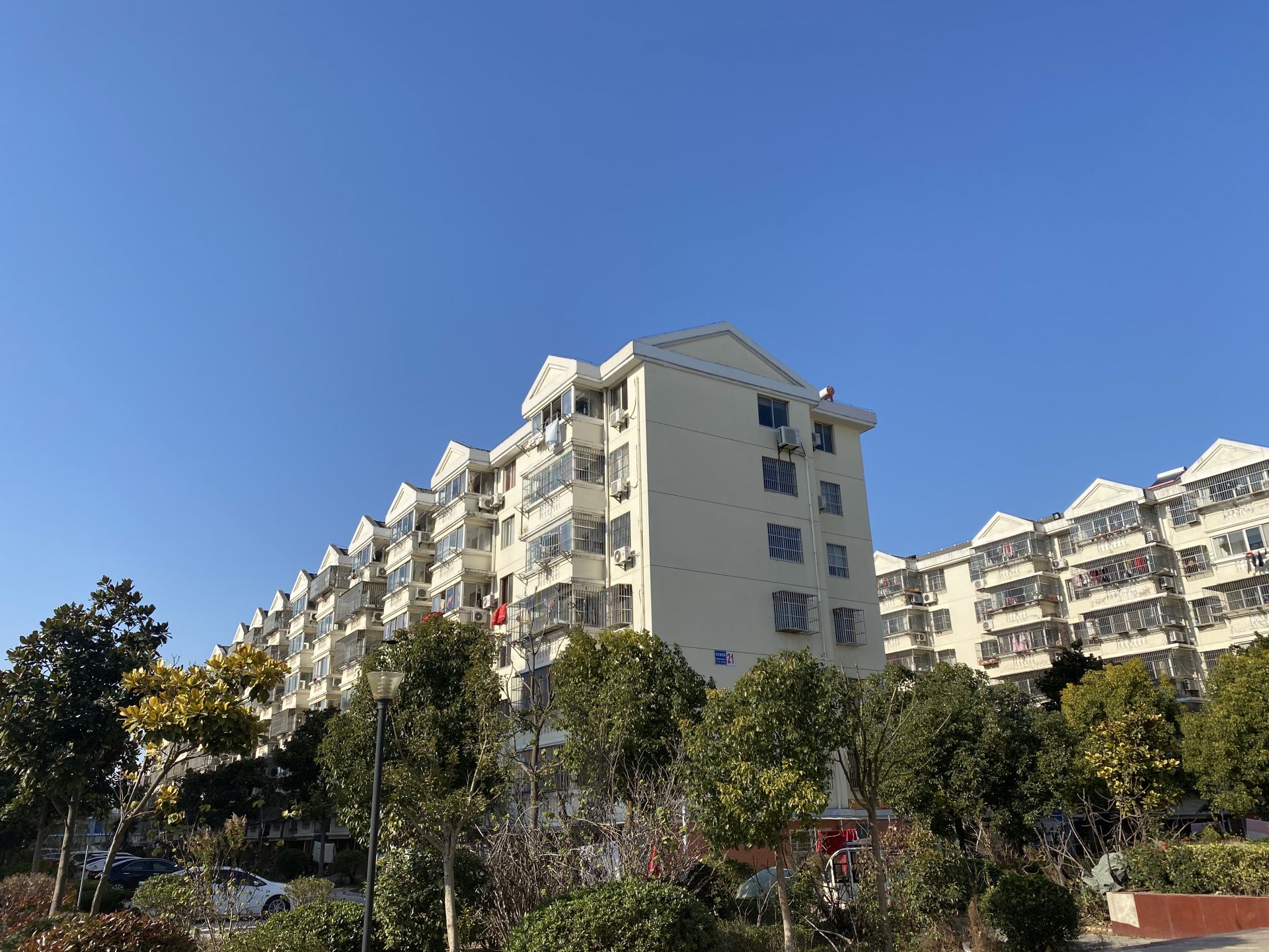 连日来,位于盐城经开区新城街道悦河社区的阳光康居园小区改造施工紧