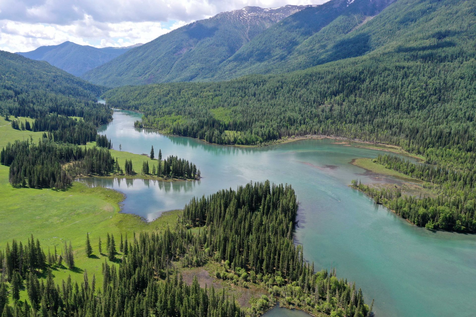 夏天的喀纳斯气温怡人,草地,森林,河水等构成的一幅幅美丽的画卷,让人