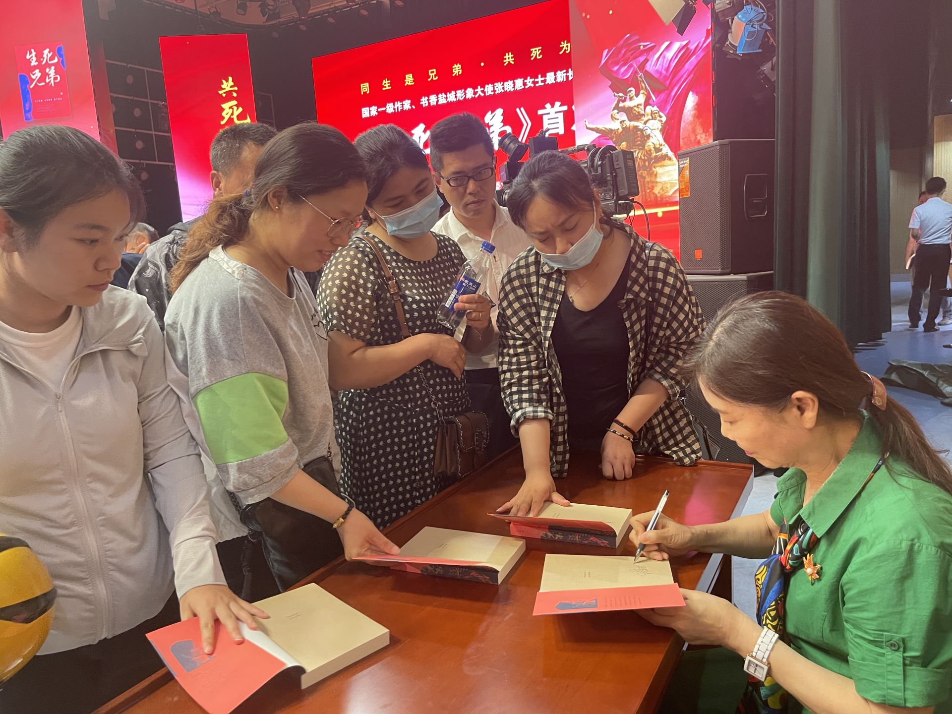 《生死兄弟》主要讲述的是"断头将军"之称的国民党中将陈中柱和我党