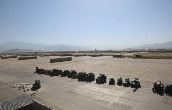 日前,美国和北约军队已全部撤离驻阿最大军事基地巴格拉姆空军基地,该