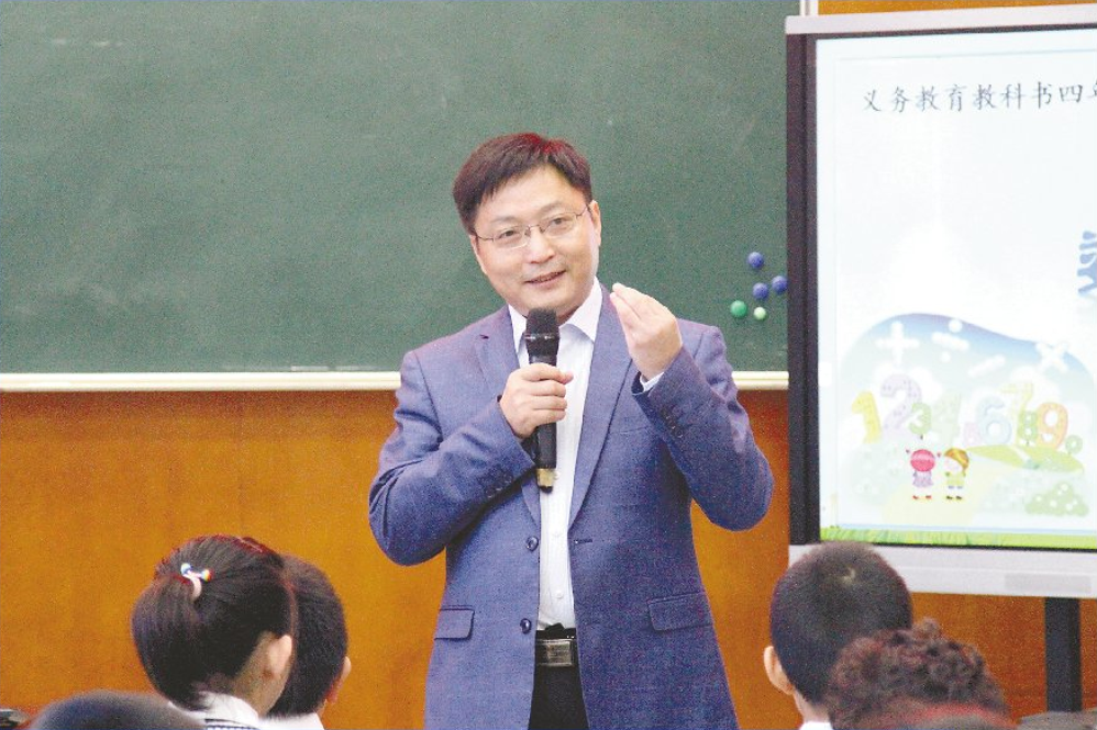 新学期校长说盐城市盐渎实验学校校长李浩教育如盐适合就好