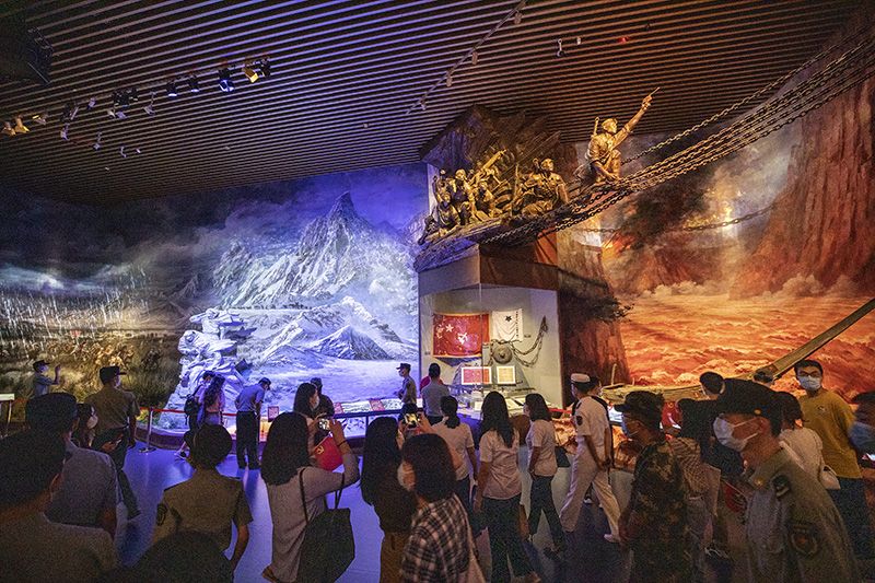 2021年7月20日，观众在中国共产党历史展览馆参观红军长征系列场景。