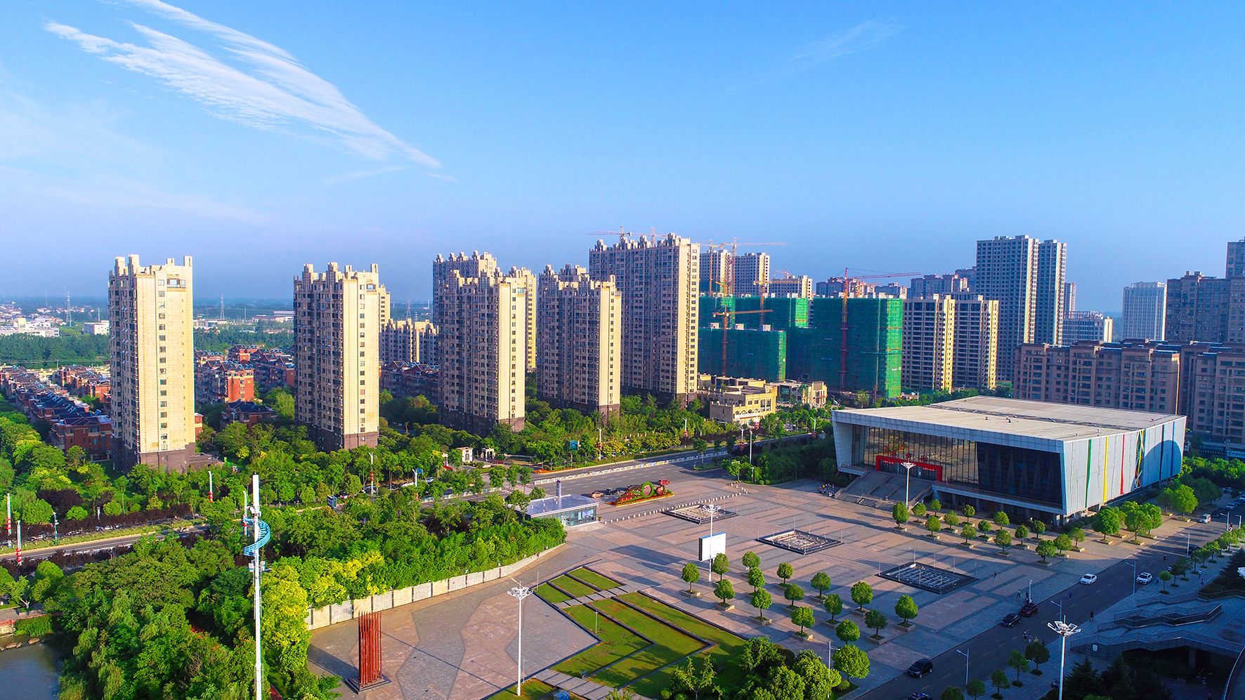 碧空如洗的滨海县城"斑马线虽然只是简单的几道线,却是展示城市文明的