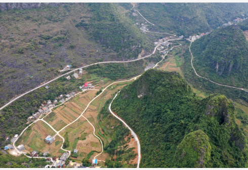 1/3这是广西都安瑶族自治县菁盛乡境内的山区道路(11月30日摄,无人机