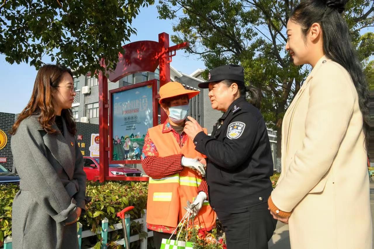该片从亭湖区融媒体中心记者陈卓平的角度讲述了武汉疫情爆发时,"中国