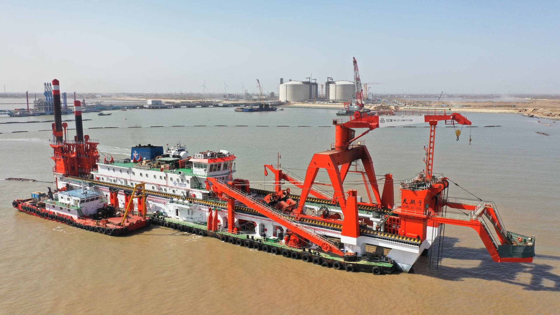 大国重器天麒号滨海港显威攻难关