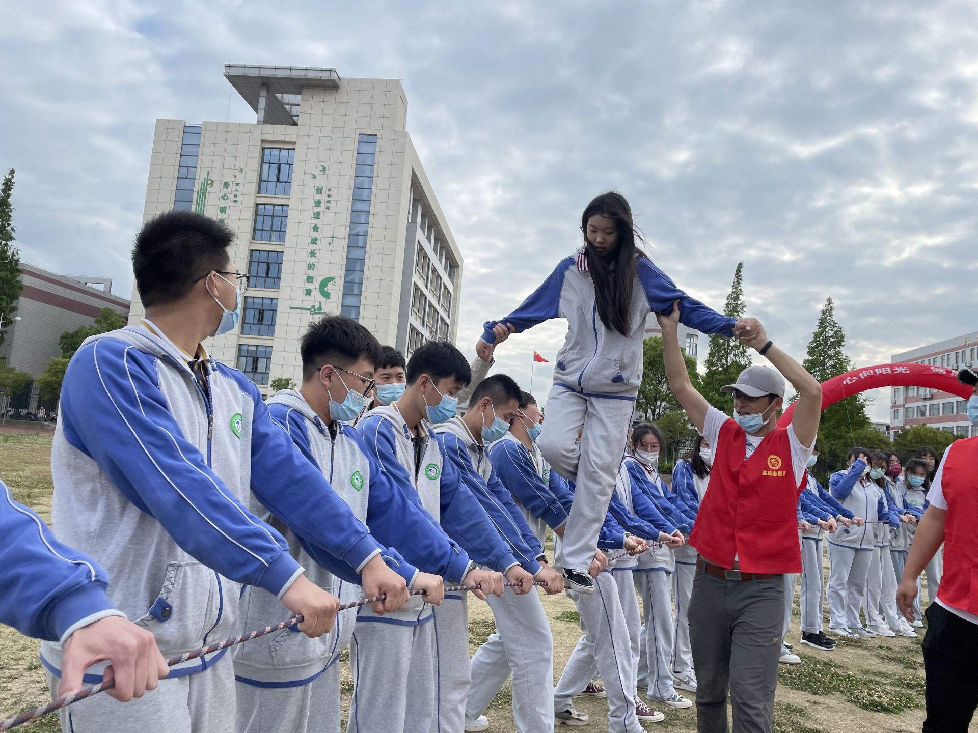 首页>频道>教育频道>正文>5月24日下午,盐城市明达高级中学田径场上