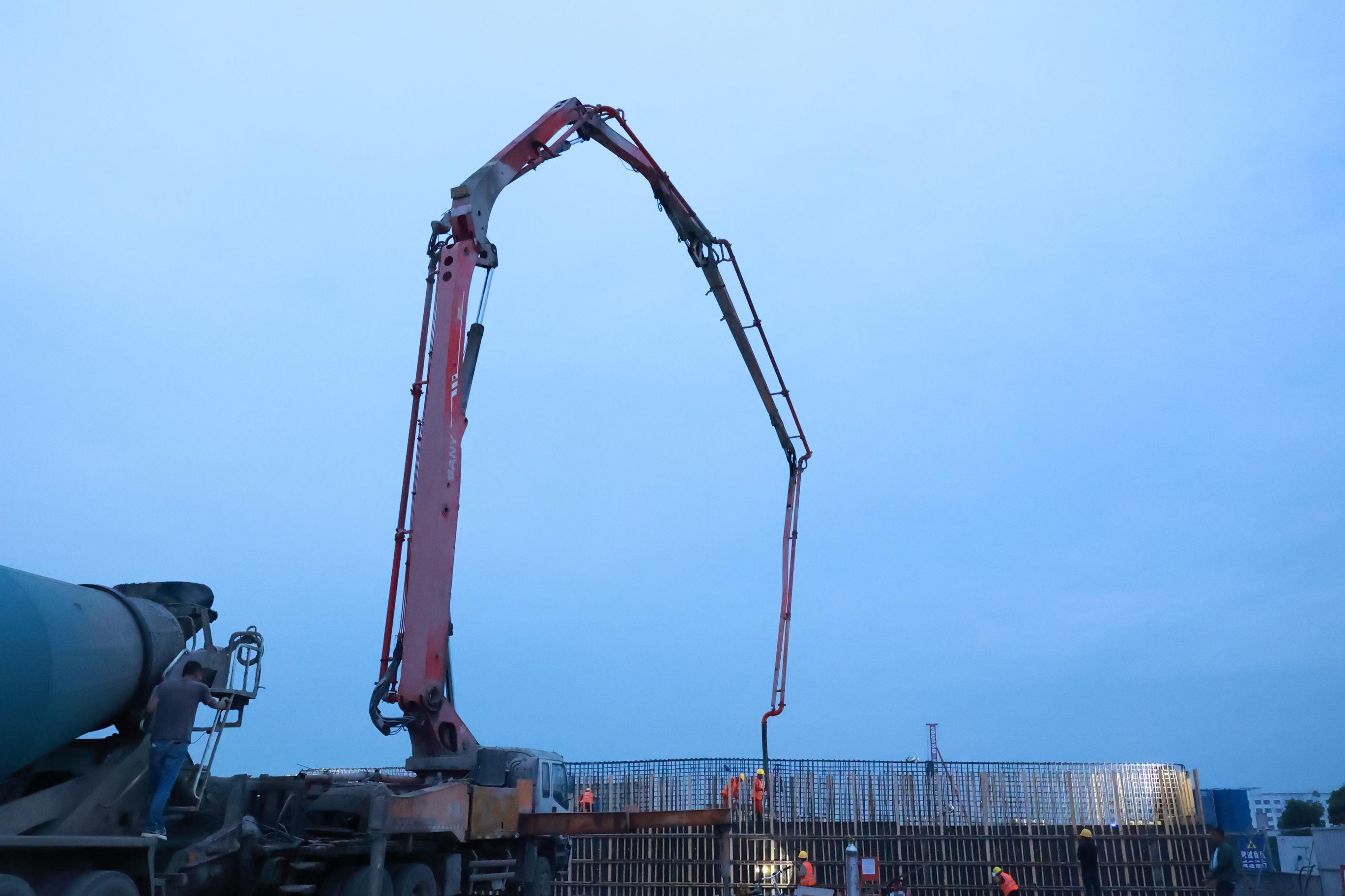 g204国道项目部沟墩特大桥首个桥台顺利浇筑