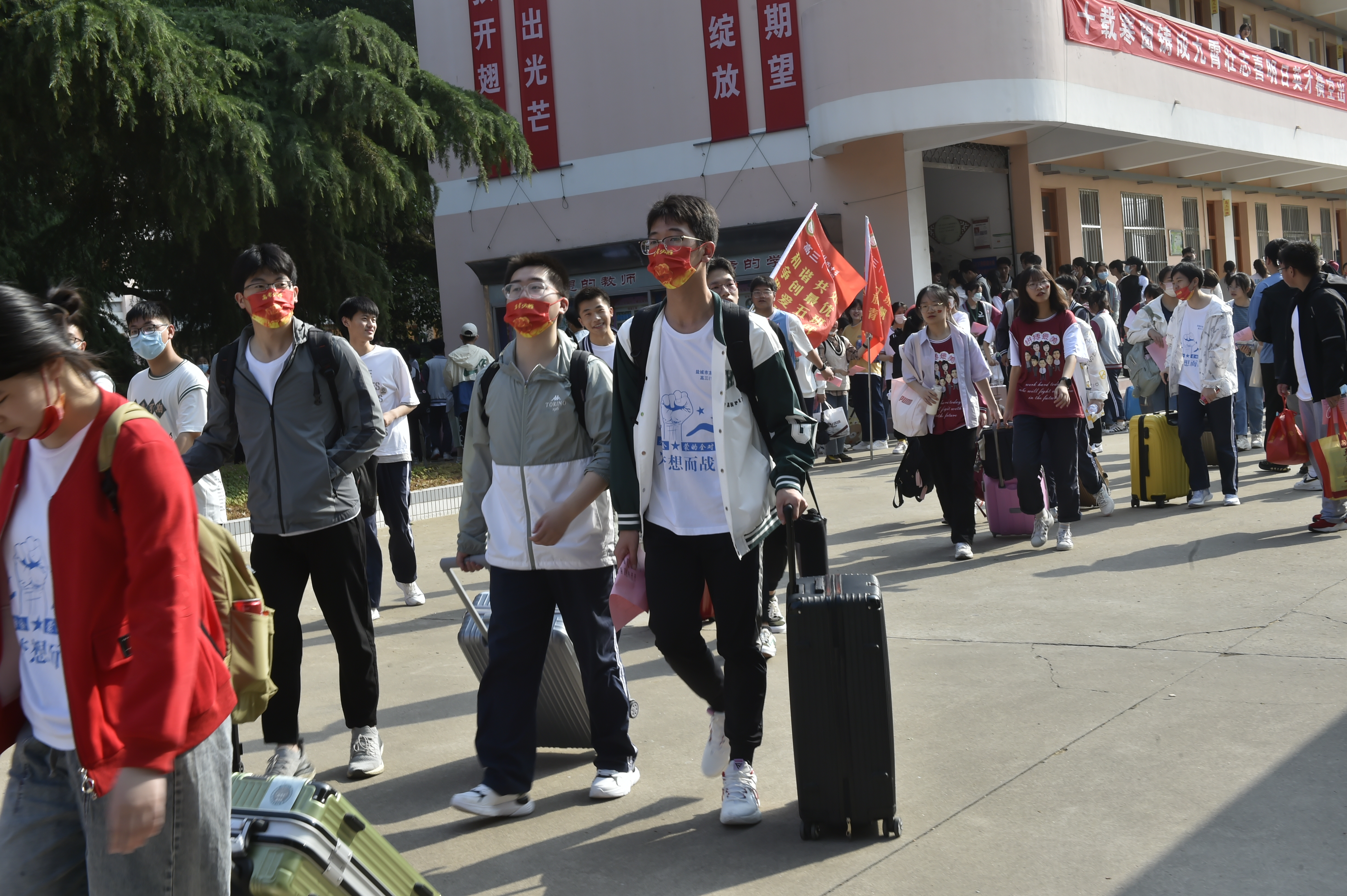 西安龙冈中学图片