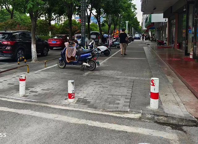 市城管市政联动整治市区44处人行道出入口降坡改造到位