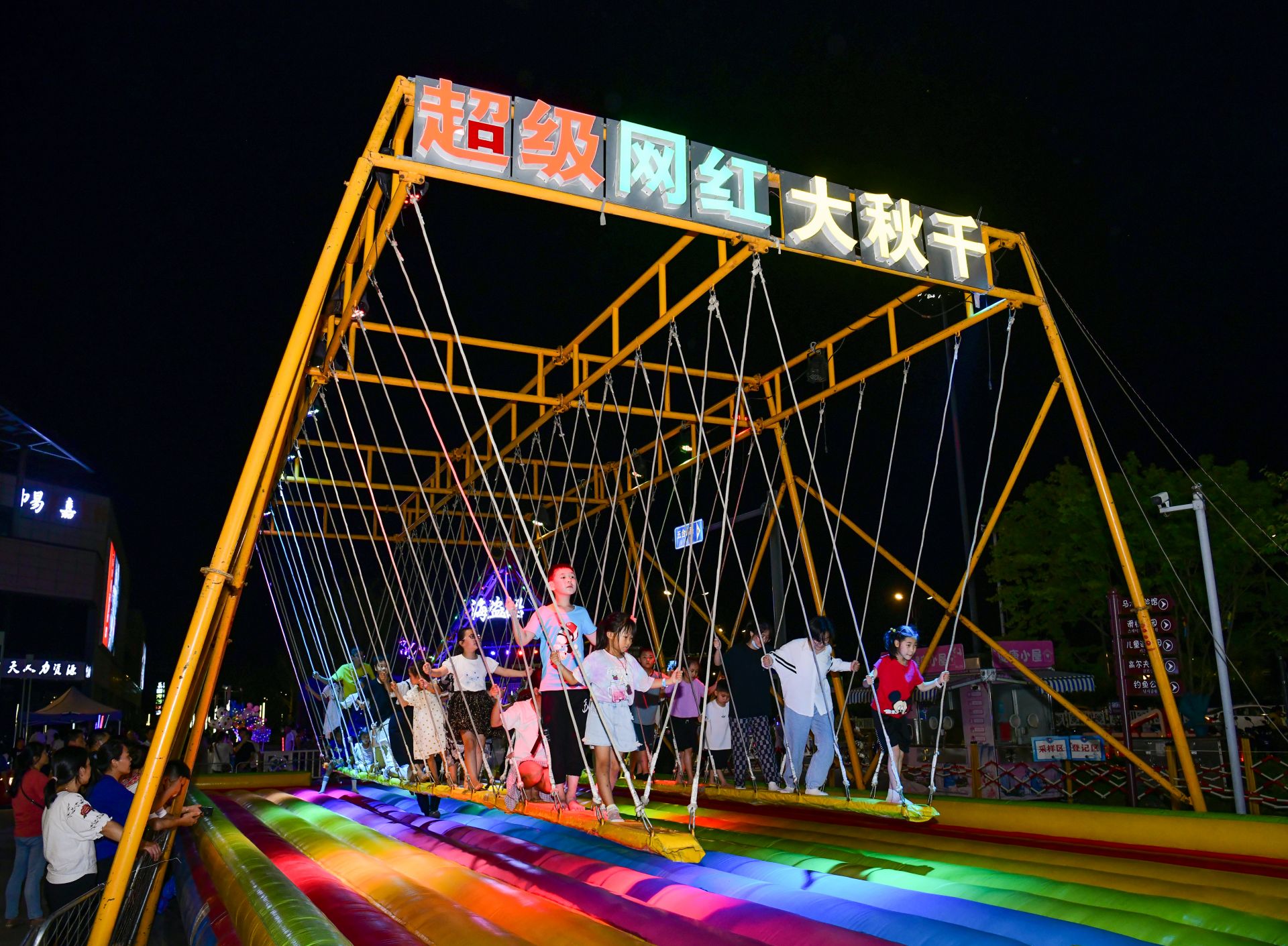 盐城城东宝龙广场烟火夜市人气旺