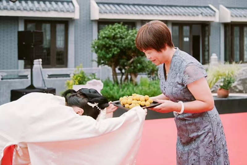 穿汉服行大礼谢师恩市一小举行古风谢师礼活动