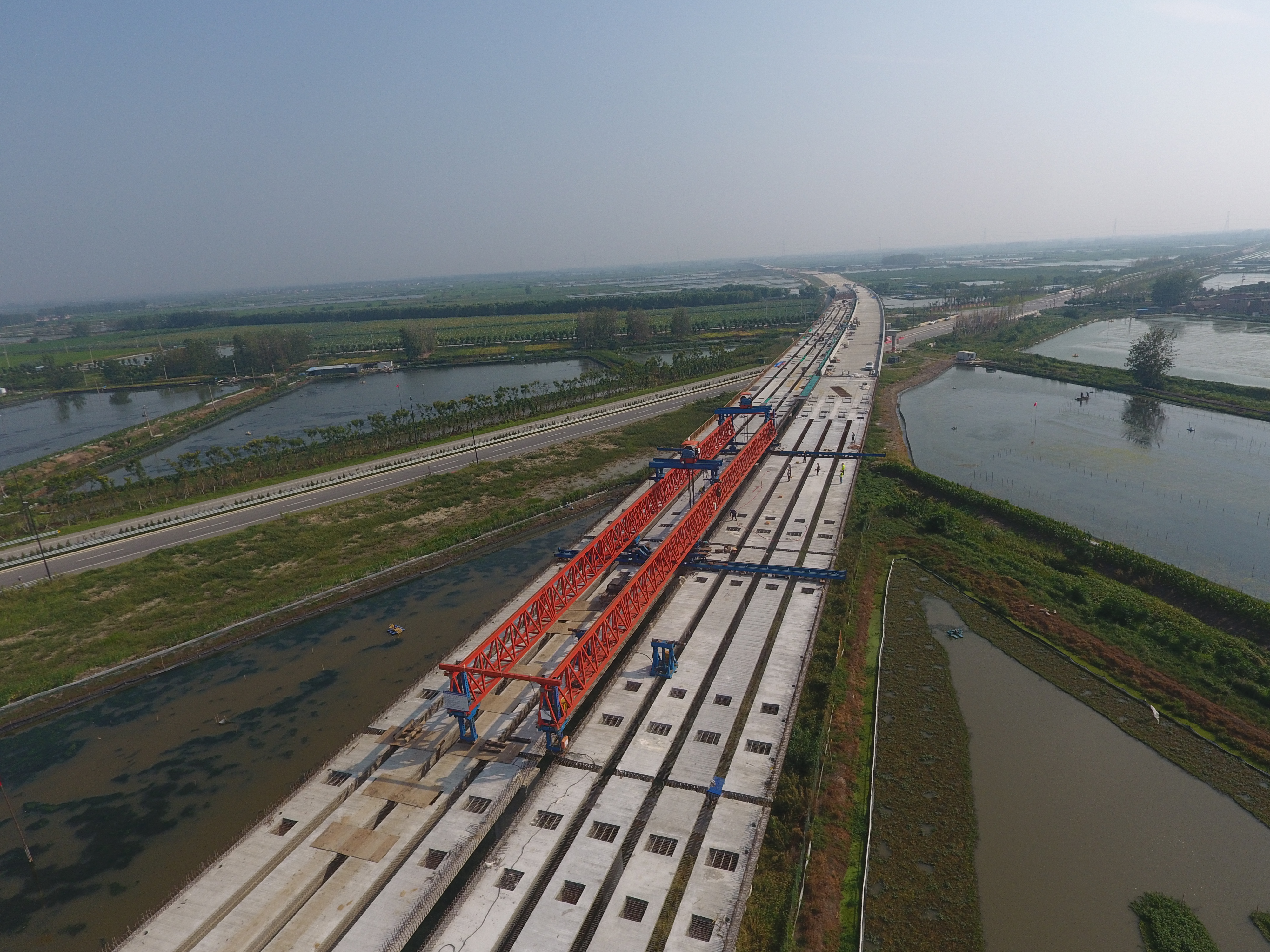 建兴高速盐城段跨省道125特大桥箱梁架设顺利完成